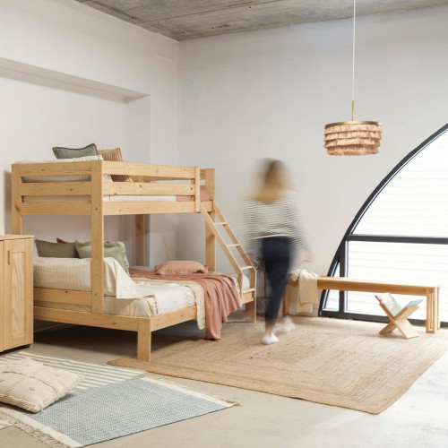 Qué bonito es juntarnos amigos, familia o compañeros del cole cuando llegan las vacaciones y vamos al pueblo o al apartamento de la playa. Compartir es vivir y, el espacio no debería ser un problema. Para eso están los muebles funcionales, para eso está nuestra litera triple de madera maciza de pino. Individual arriba, de matrimonio abajo y, ¡con descuento!

#Rebajas #LiterasTriples #LiterasDeMadera #EcoDiseño #MaderaEcológica #VidaEco #Sostenibilidad #IdeasDeco #SomosFabricantes